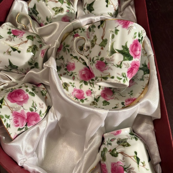 Tea cups and saucers set - Picture 4 of 8